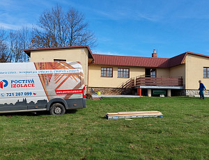Zateplení stropu chaty s pultovou střechou pomocí foukané izolace